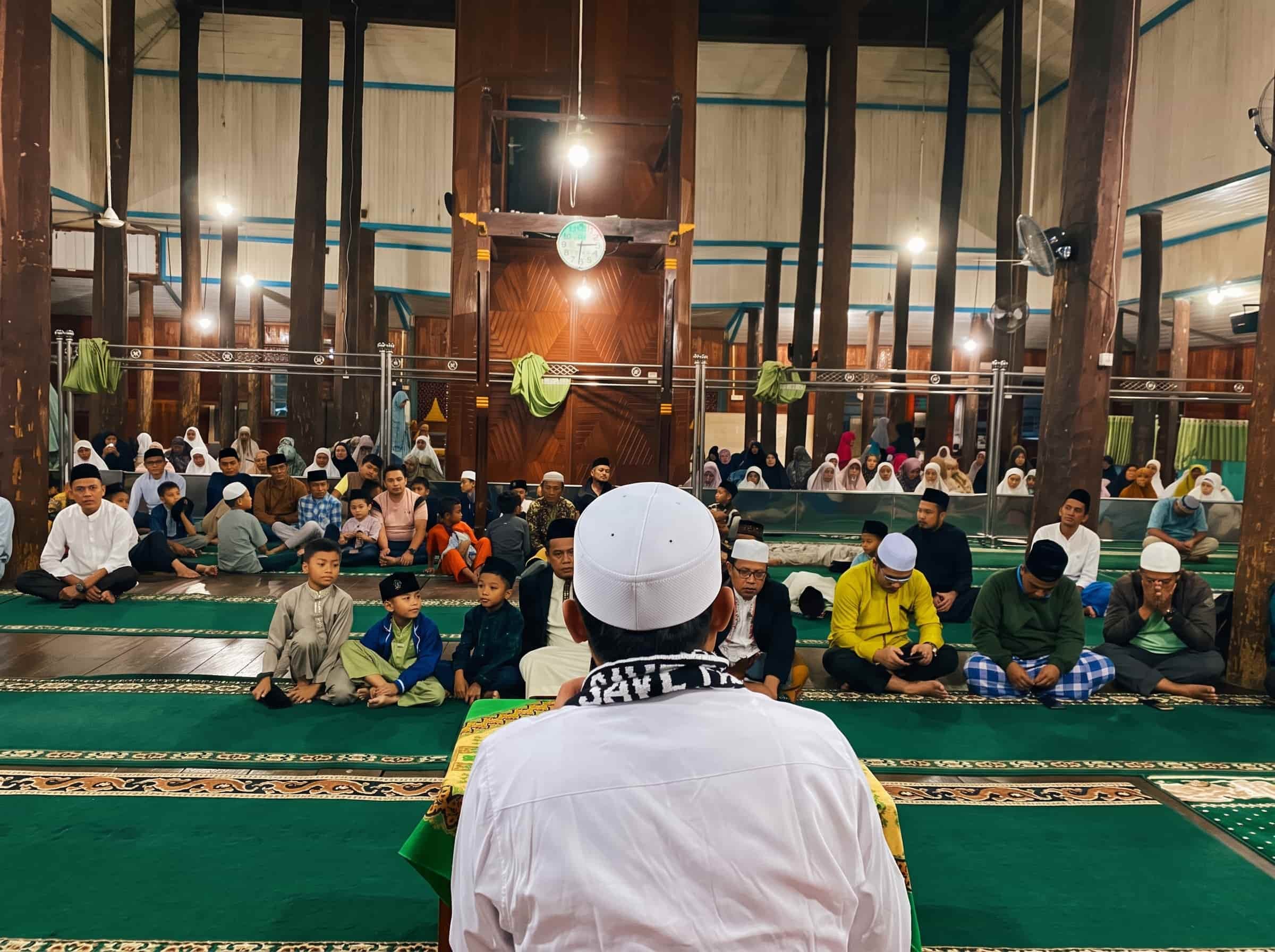 Guru mendampingi peserta didik
