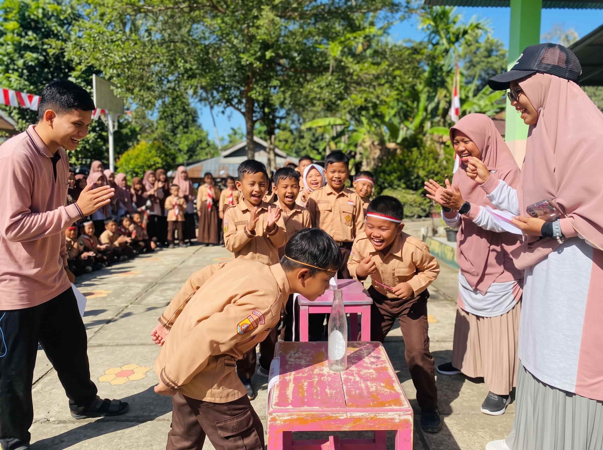 Peserta didik berdiskusi bersama